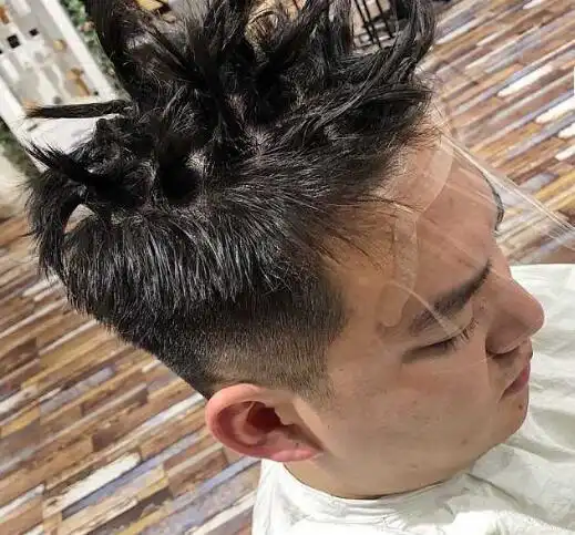 而锡纸烫需要烫全部的头发,这样的话我们会发现相对于锡纸烫,钢夹烫