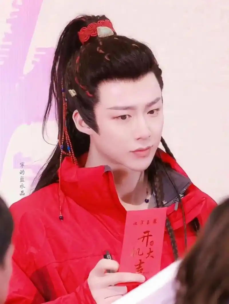 刘宇宁燕子京造型真好看.又是编发又是串珠又 - 抖音