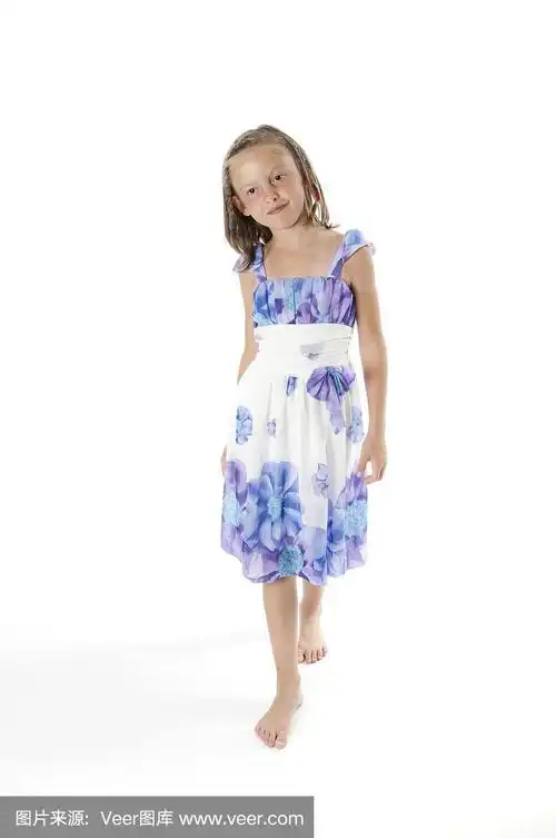 赤脚穿太阳裙的小女孩
