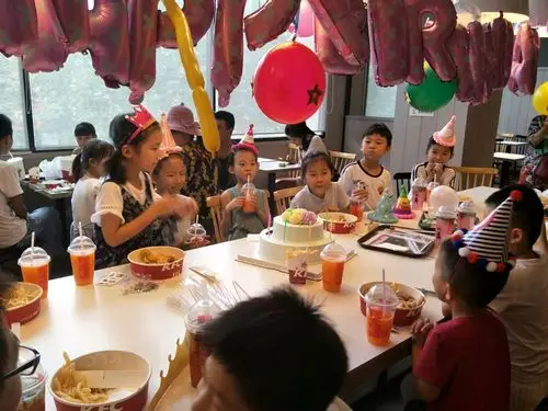 可爱的小美女来肯德基过生日了,祝她越来越美丽!