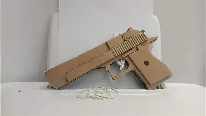 用纸板制作四连发皮筋枪,沙漠之鹰魔改-生活视频-搜狐视频