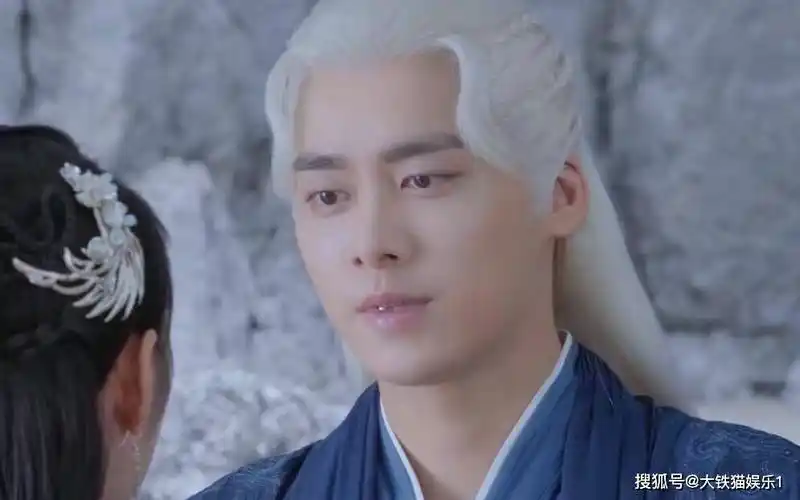 当然,除了李易峰本人状态不是很好,他的造型也不好看,虽然白发还编了