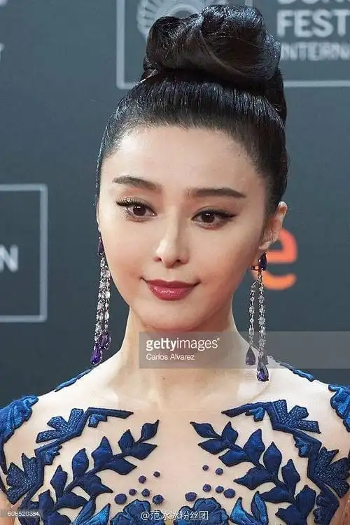 但是仔细看脸部就能带发现,范冰冰的左右半张脸并不是对称的,并且鼻子