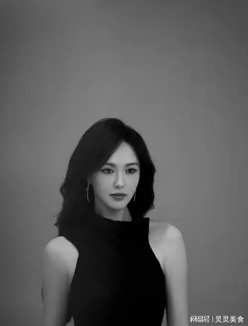 唐嫣出席活动, 穿一身黑色修身鱼尾长裙, 涂大红唇气质出众!