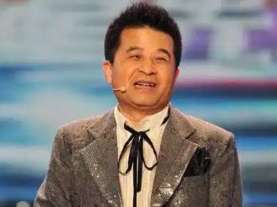 毕姥爷近照曝光,身材发福休闲时间练习书法,生活过得悠闲幸福