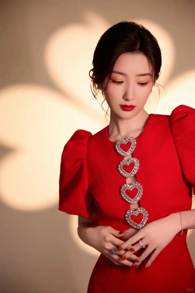 毛晓彤红色连衣裙造型,浪漫复古又不失时尚魅力  毛晓彤的这组美图真