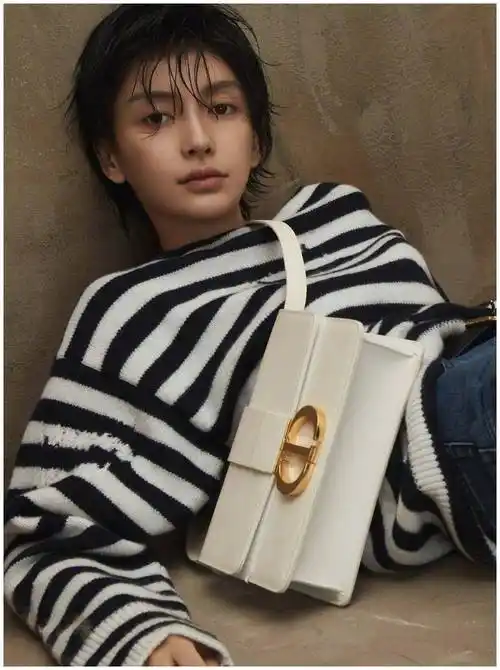 原创杨颖一头超短发造型帅气禁欲张艺兴棕色穿搭温暖休闲很时尚