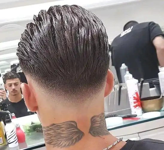 配上棕色的染发,时尚有型很有绅士风度,后区头发不用推太高,后脑勺