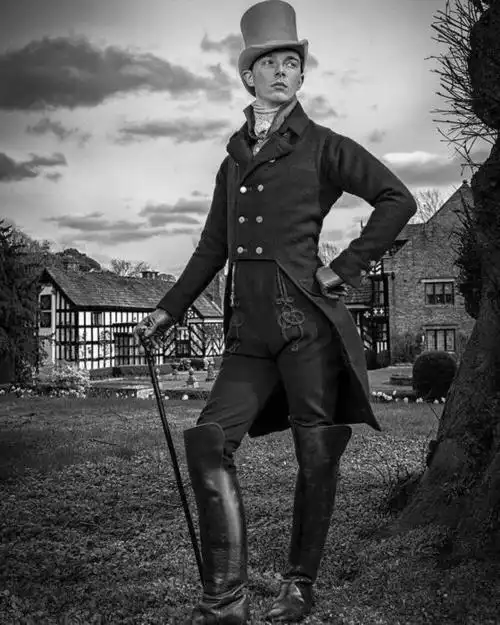 14岁烧掉牛仔裤,这英国小哥自己缝衣服当起了古典绅士