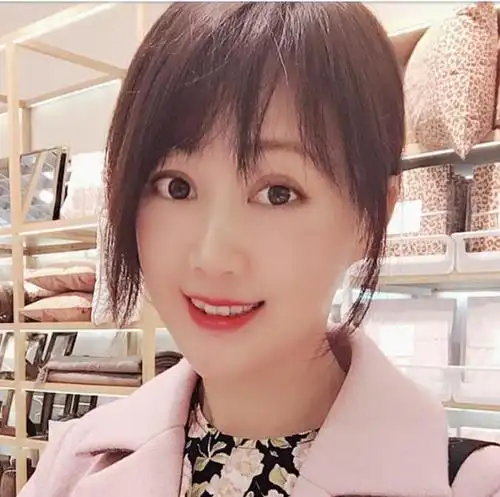 祝英台饰演者梁小冰近况曝出妆容精致下厨保养有方不像五十岁