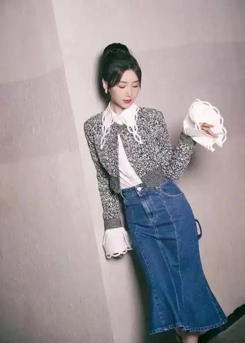 毛晓彤身着fw22系列蓝色牛仔半裙