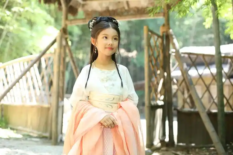 将一个天真可爱的小女孩演绎出来了