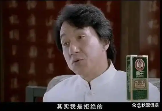 成龙身体亮红灯满头白发衰老明显走路踉跄直不起腰