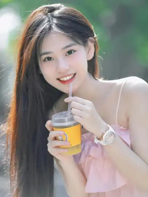 她的长相很甜美可爱,长相和气质都非常讨喜,因此,有很多人喜欢她!