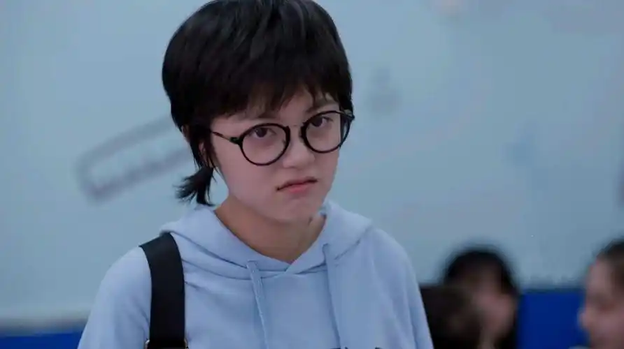 少年派,妙妙在台上表演舞蹈,三一在台下说她这是神经病