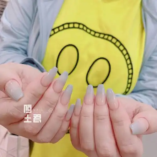 奶奶蓝渐变美甲