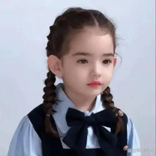 头,马尾辫还是卷发,他都是手到擒来,还会根据穿衣风格搭配合适的发型