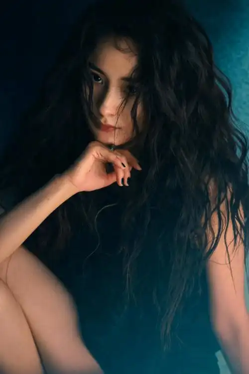 杨幂羊毛卷造型彻底封神穿全黑look成优雅赫本气质美艳又大气