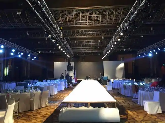 服装发布会t型舞台搭建