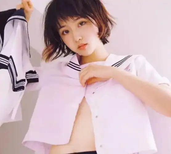 诸葛大力穿校服不老实里面啥也没穿太豪放手的位置成焦点