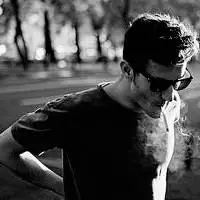 男生抽烟黑白头像,伴随着旧友与老酒和香烟