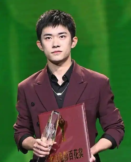 易烊千玺与她百花奖零交流,这件事成避嫌关键!_周冬雨_网友_弟弟