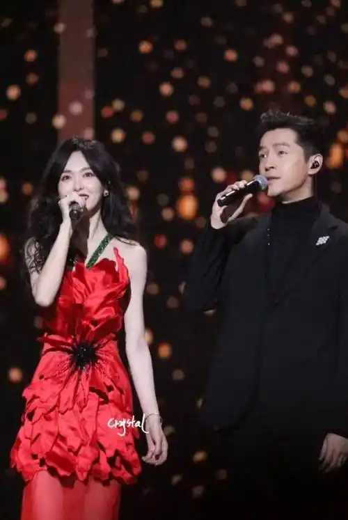 穿中国红跟胡歌跨年合唱嫩得像少女,不怕罗晋吃醋_唐嫣跟_效果_身材