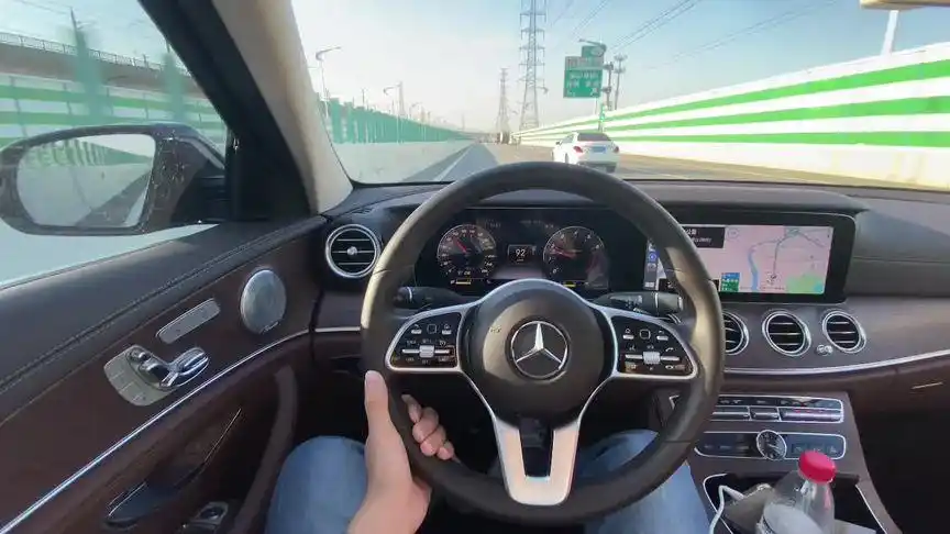 尊贵的梅赛德斯奔驰车主,开车的都是司机,后排的才是车主