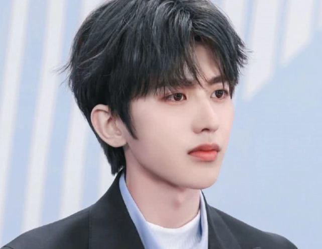 宋小宝自曝年轻时帅过蔡徐坤没看旧照前谁给你的勇气看了旧照后男神