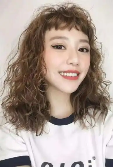 了超短刘海显个性眉上清爽修颜发型22020年新大势卷发麦穗卷发型范本!