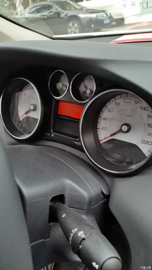 4,白色表盘显得很简洁,大方.