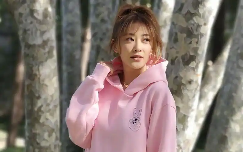 辣妈应采儿晒照自嘲"装嫩",新发型高马尾空气刘海似少女