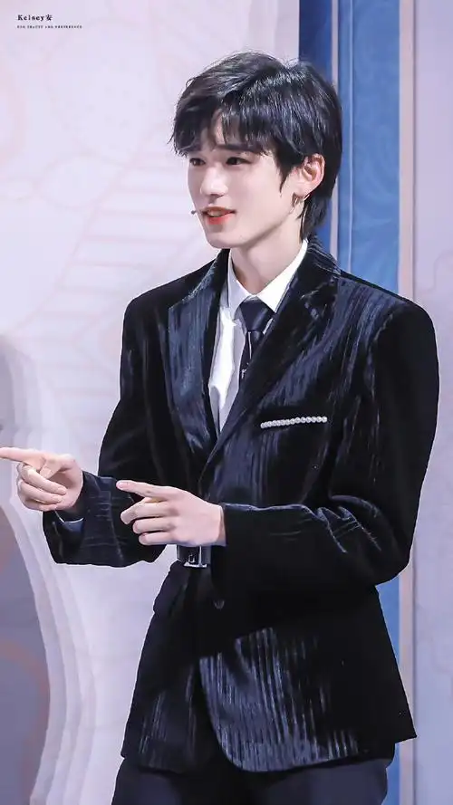 宋亚轩粉色珍珠西装