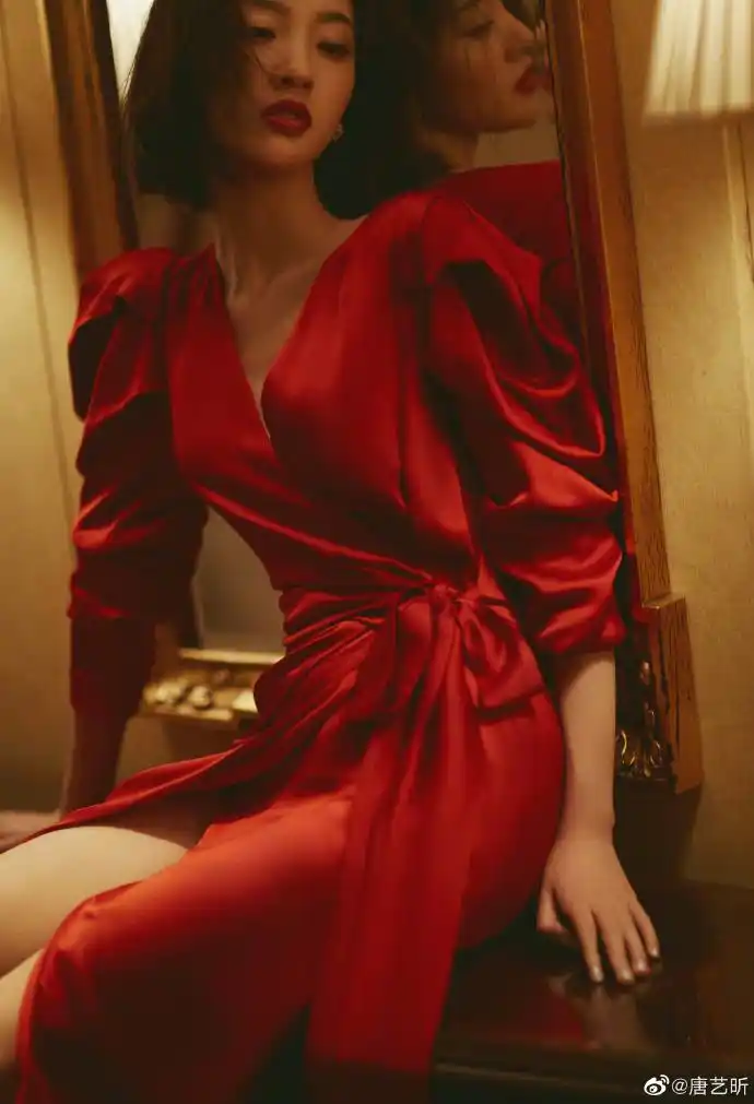 唐艺昕红色真丝长裙明艳动人尽显港风复古风情