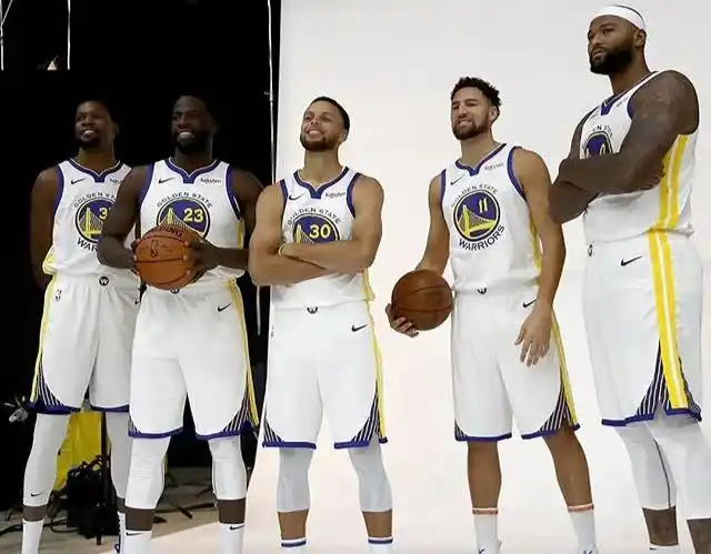 勇士首发全家福来袭克莱变霸气kd身高成焦点考辛斯一人半蹲