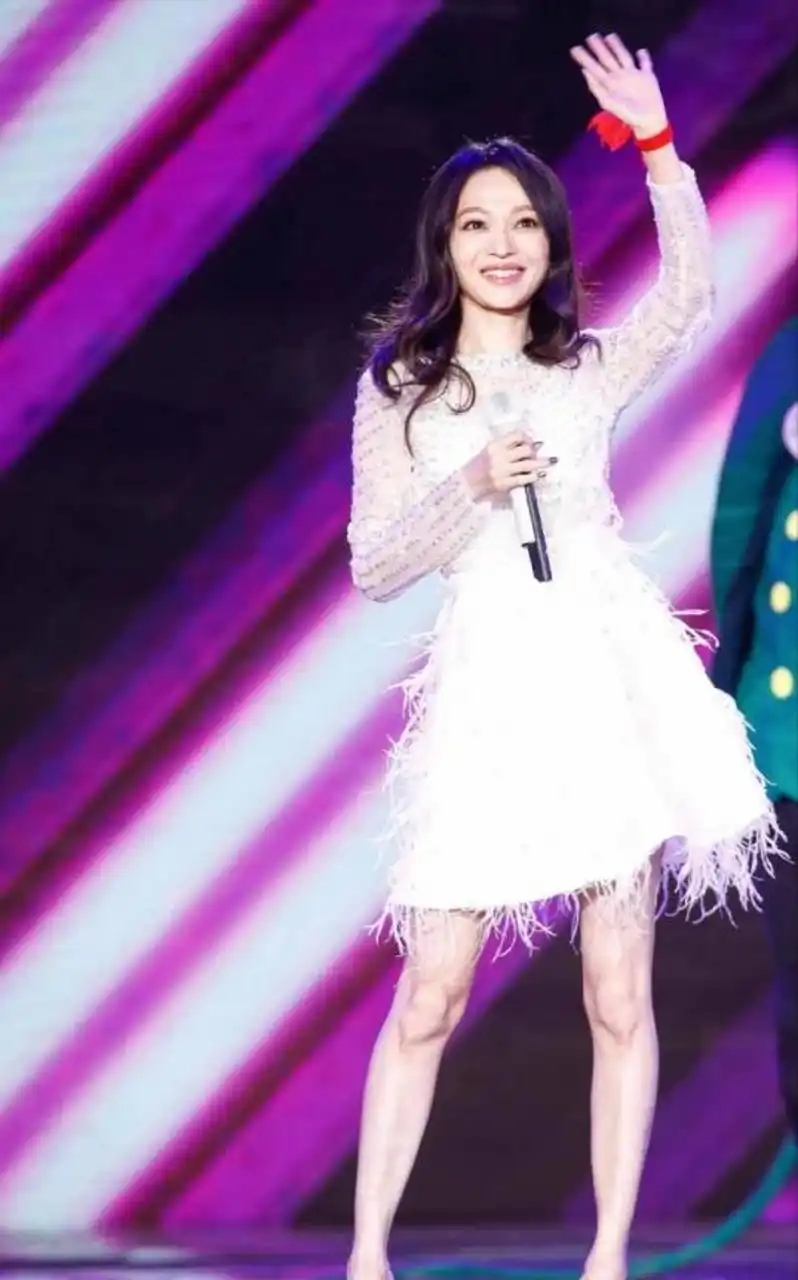 gif创作人# 张韶涵虽个子娇小但很会穿!