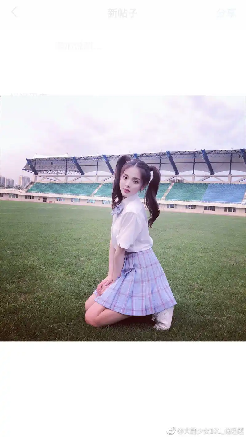 杨超越在微博发了自己的九宫格写真照,满满的颜值炸裂,评论区都要陷落