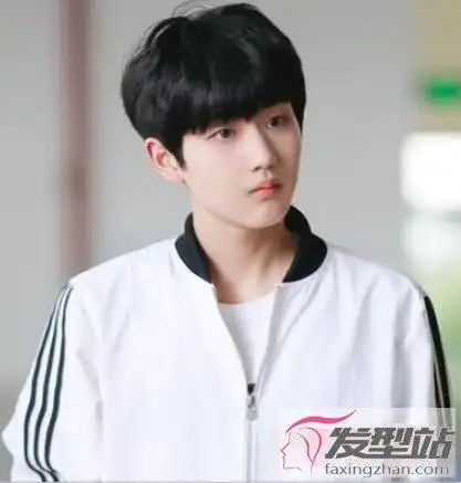 发型男生初中生00后洋气时尚展现青春活力