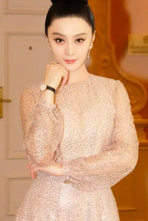 范冰冰为复出也是拼了紧身裙秀黄金腰臀比身材堪比超模