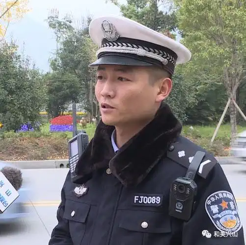 新时代文明实践车流中辅警的那一抱暖化人心