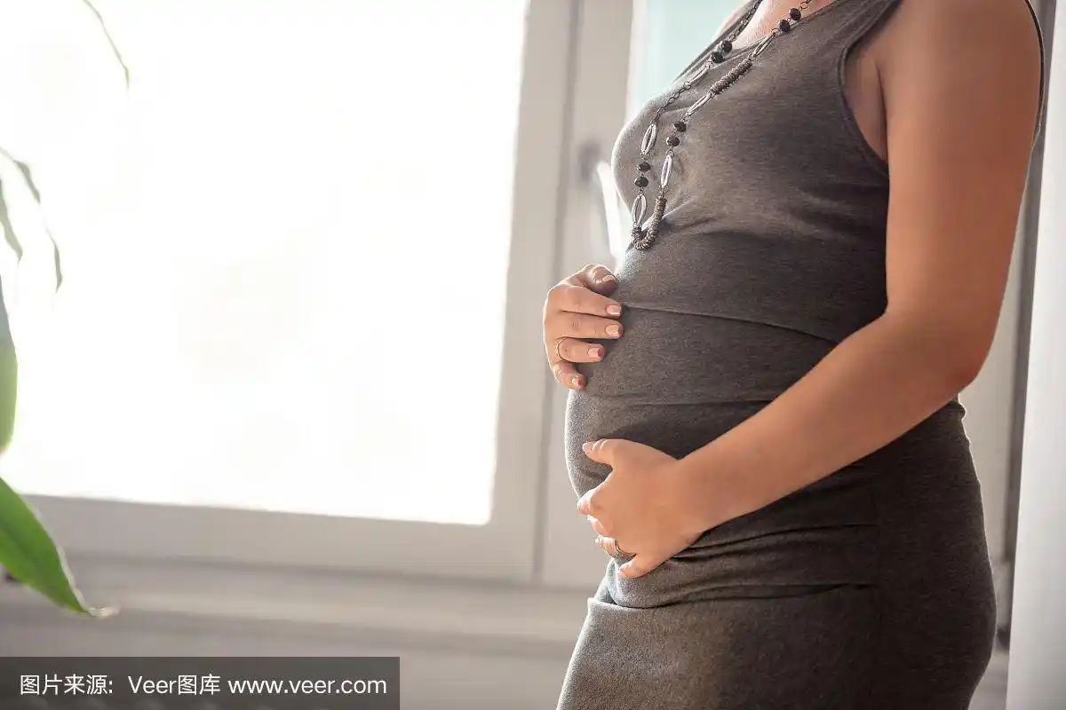 怀孕,母性,人与期望概念——大肚子快乐孕妇近景