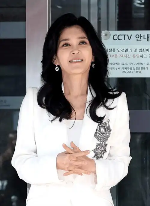 三星长公主李富真优雅亮相,白色西装展霸气女总裁风范_女性_魅力_气质