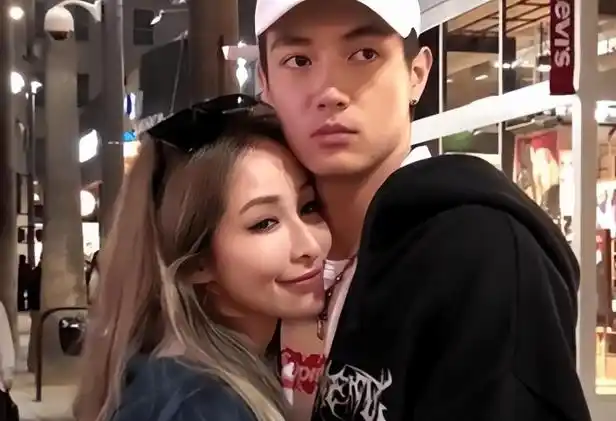 萧亚轩前男友黄皓晒宝宝脚丫照女方是他的邻居年纪比他大