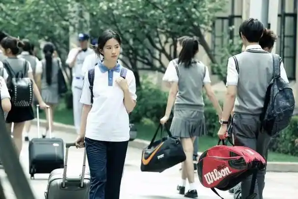 从最早的《金粉世家》中的清纯校服造型,到近年来在电影《致青春