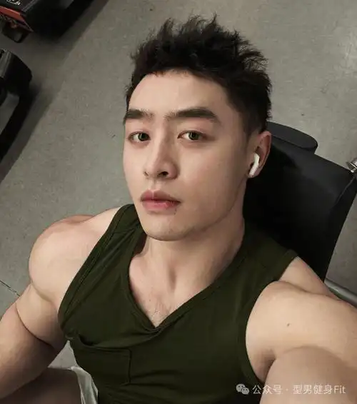 长满胸毛的亚洲肌肉帅哥