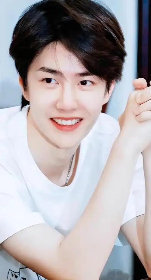 王一博 #治愈系笑容 #一眼沦陷 #这谁顶得住啊 #氛围感 - 抖音