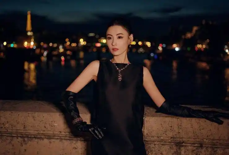 43岁张柏芝时装周怼脸照曝光皮肤松弛法令纹重网友年纪大了