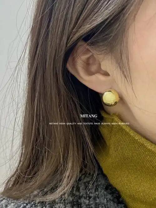 ins博主人手一副小金球比珍珠耳钉还百搭