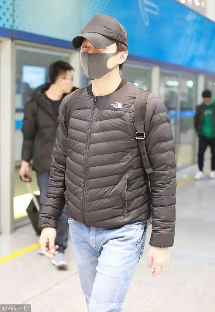 2018年3月4日,北京,邓超现身机场.