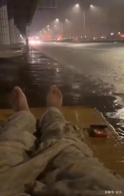 毕竟林更新的上一个视频里,他在和一群只穿着裤衩的大爷一起跳体操.